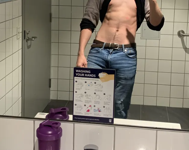 20M4F Horny, need to eat sweet pussy Thumbnail