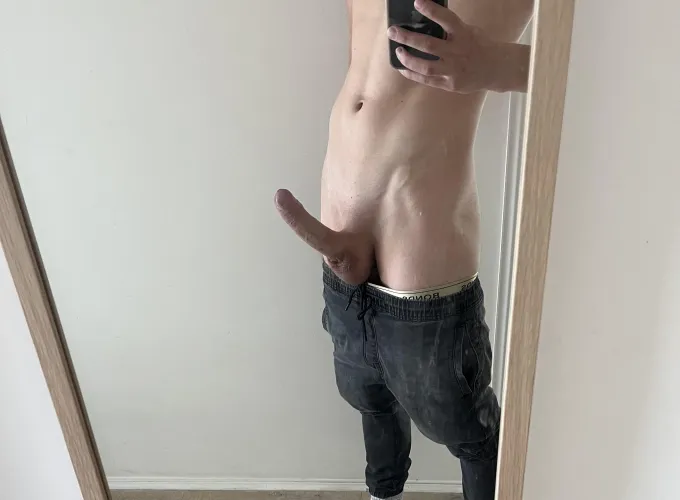 29 [M4F] hosting today in holland park Thumbnail