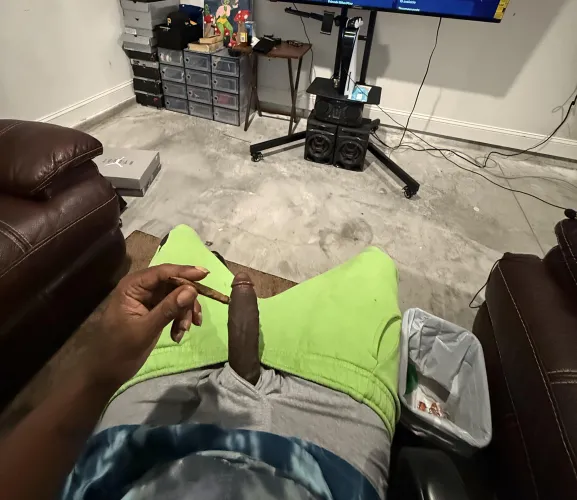 31 M4F Only thing missing is your pussy hugging my dick 😈 Thumbnail