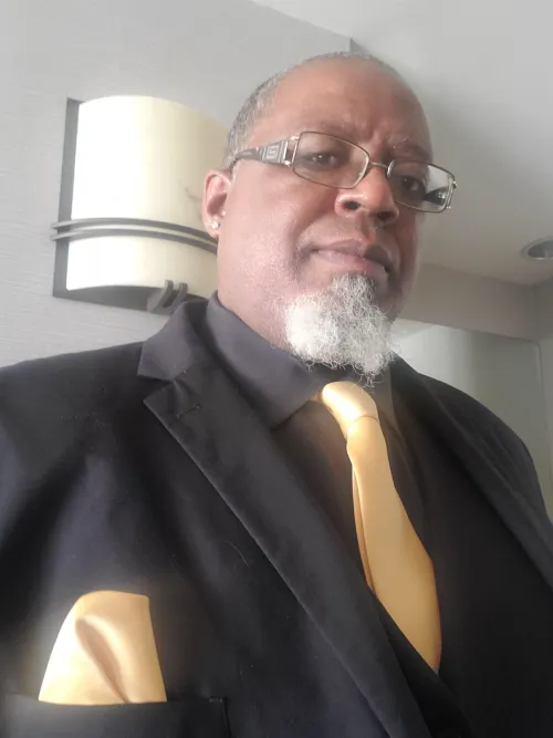 52 Any Female Want To Go To Smoochees Or H.E.W.S Tonite Thumbnail