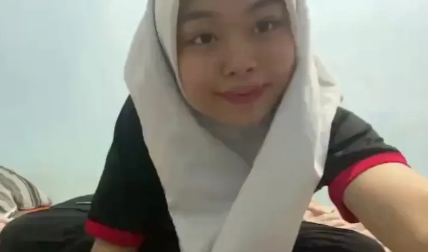A Very Cute Indonesian girl masturbates in her room ⭐️⭐️⭐️⭐️ This is a requested review from a follower. She is very cute and she also has a hijab on. She lifts her shirt to show her boobs and grabs on them for a bit than she strips out h Thumbnail