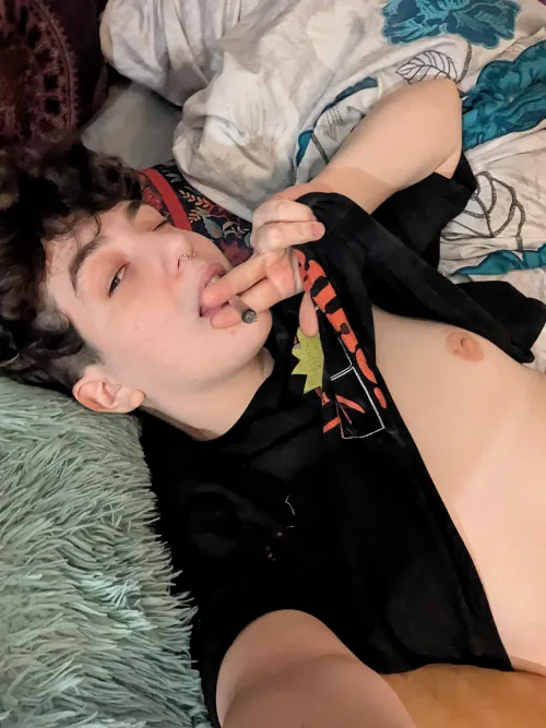 Anyone else 420 and would smoke with me 🫦 Thumbnail