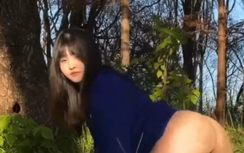 ASMRYIQIN Outdoor Yoga ⭐️⭐️⭐️⭐️⭐️ First review of the new year. Watching her do yoga is just always amazing. Its a mixture between her looking great, the settings she does yoga in, and the background music that just makes it relaxing. Thumbnail