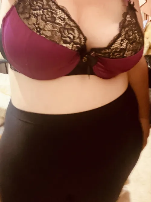 At 40, I’ve been discovering myself and finally liking to showing off these thick thighs.. Happy Thick Thursday.. (FM)  Thumbnail