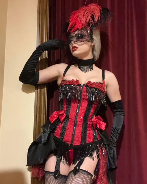 Black gloves to keep some mystery Thumbnail