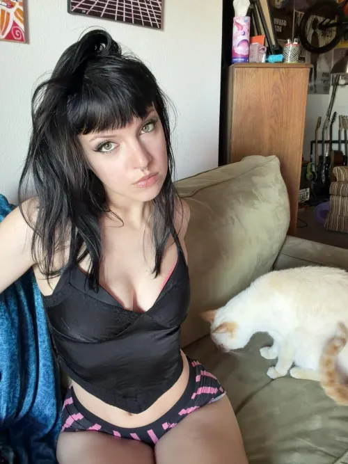 Chose 1: my face or my thighs 🖤 Thumbnail