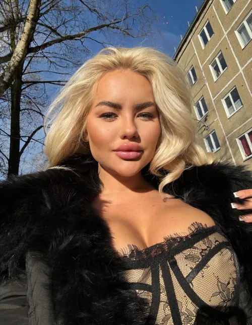 Come kiss this pretty face  Thumbnail