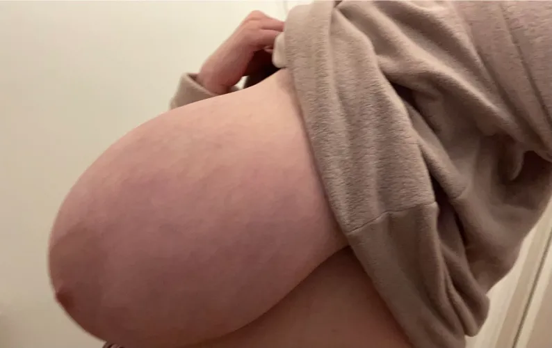 Come to Scotland if you love huge tits Thumbnail