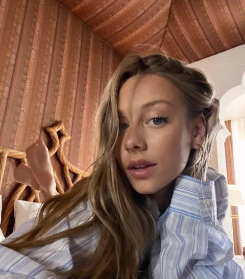 Ester Exposito Thumbnail