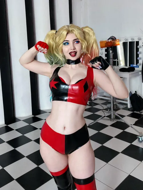 Harley Quinn Flexing (Ulichan) Thumbnail