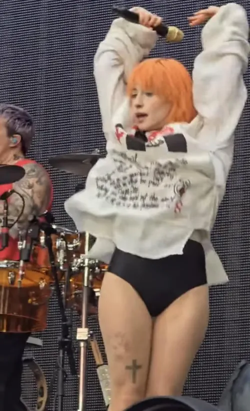 Hayley flashing her undies in London. Thumbnail