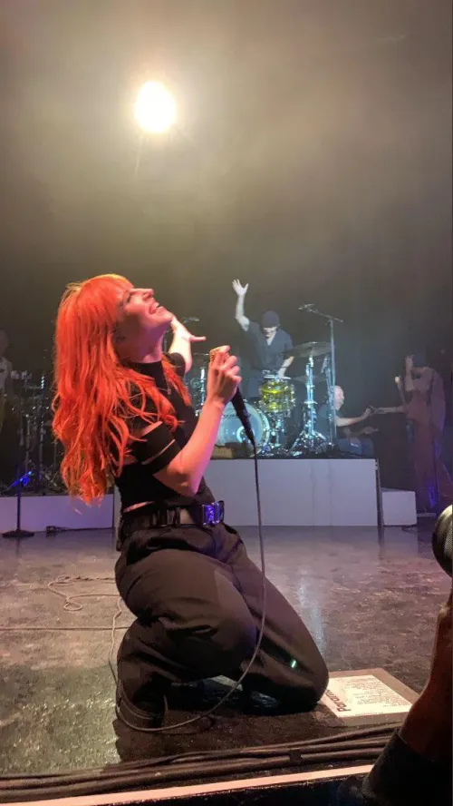 hayley on her knees Thumbnail