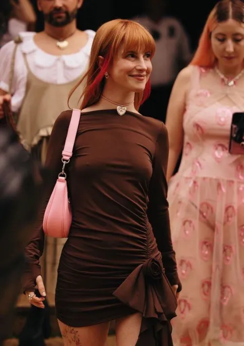 Hayley Williams as beautiful as ever! Thumbnail