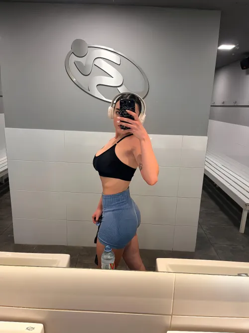 Hot peach, hotter view. Thumbnail