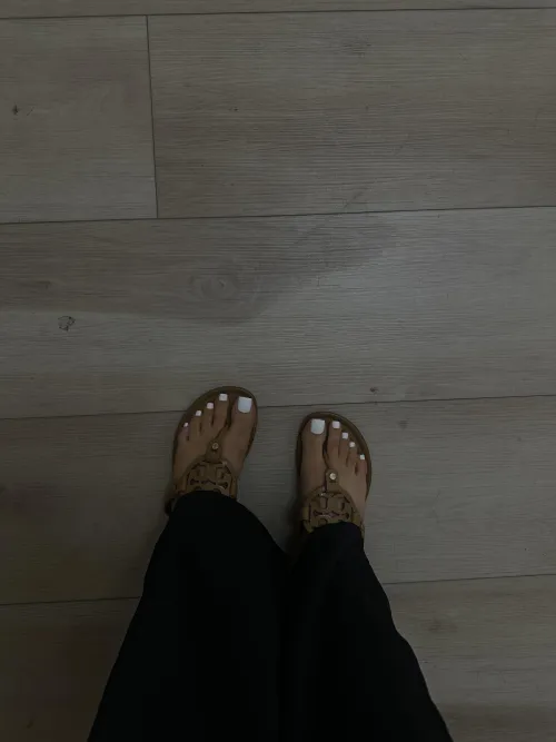 How do my feet look in Tory’s? Thumbnail