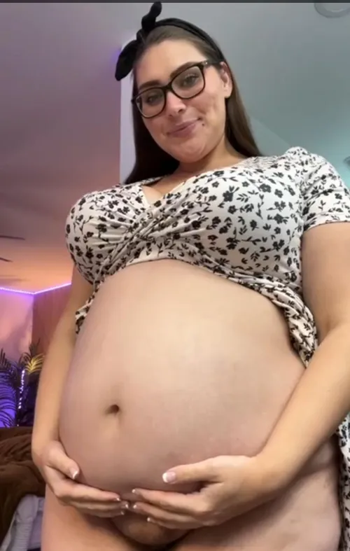 I love oiling my belly & playing with my belly button hehe Thumbnail