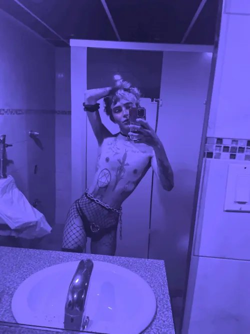 I rly rly rly wish someone would creampie me in the bathroom at my club ;3 Thumbnail