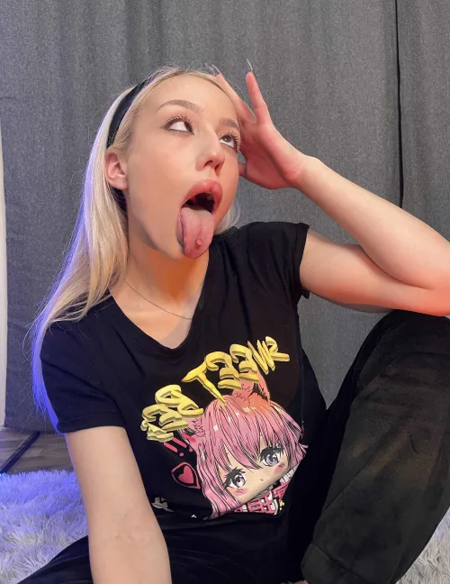 Imagine your boner on this pale face Thumbnail