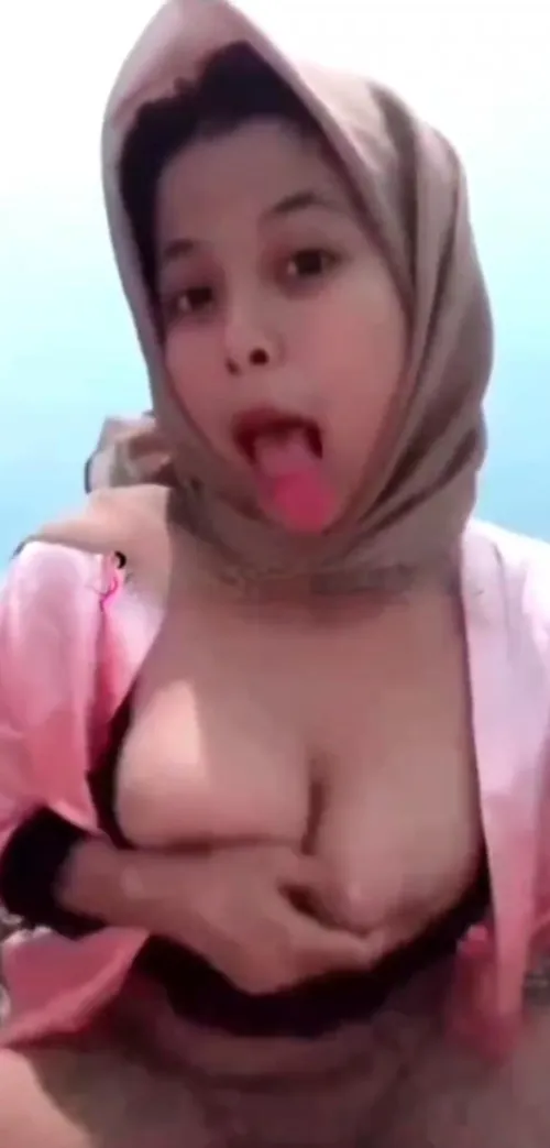 Indonesian girl masturbates with her fingers ⭐️⭐️⭐️⭐️ This is a Requested Review from a follower. Its two good masturbation vids Not much to talk about she just strips out of her clothes and masturbates using her fingers in both vids. Thumbnail