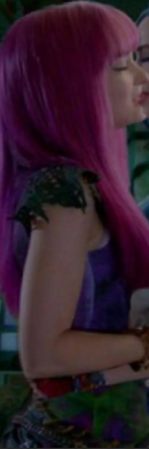 Is it me or was dove INSANLY hot in descendants 1-3 Thumbnail