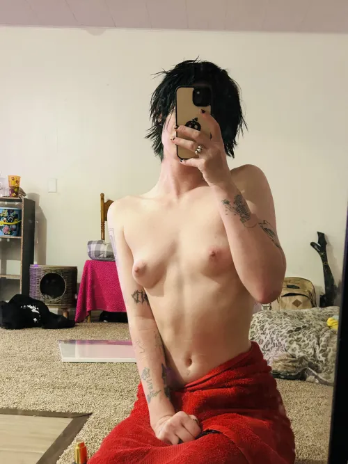 Just moved, so here’s my second selfie in the new house! Thumbnail