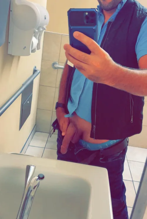 [M] Who enjoys taking work selfies? Thumbnail