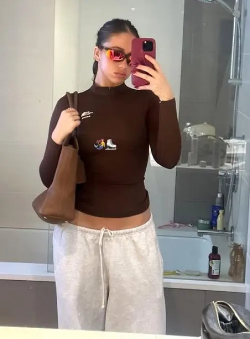 Mirror selfie | IG December 2024 Thumbnail