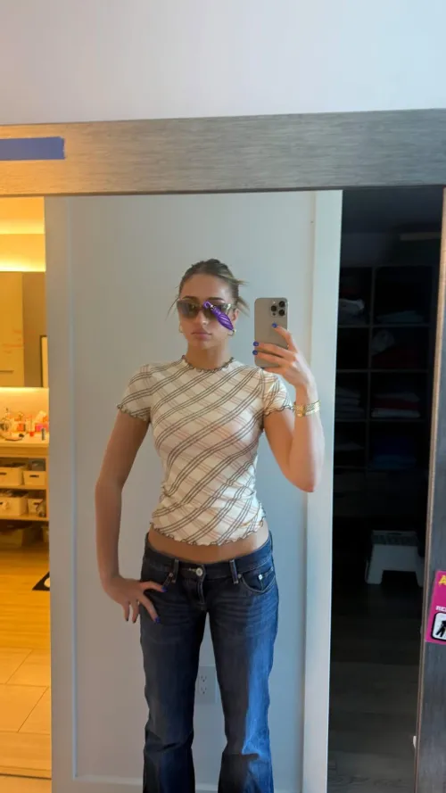 Mirror Selfie (IG Story 01/21/26) Thumbnail