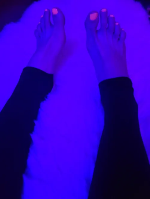 My little toes glow Thumbnail