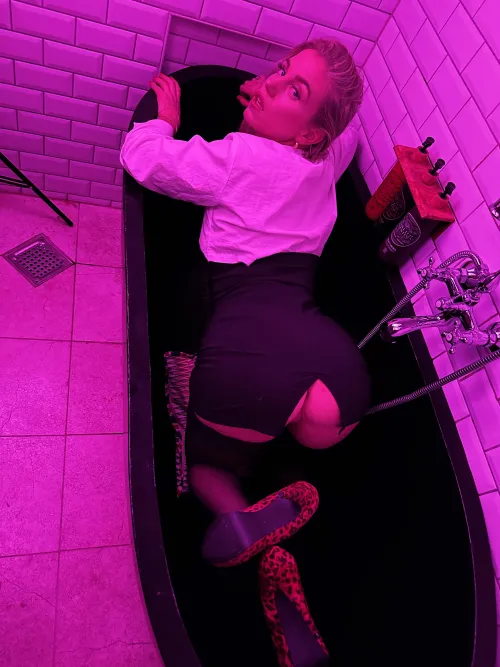 Nogen der vil med i bad? hehe Thumbnail