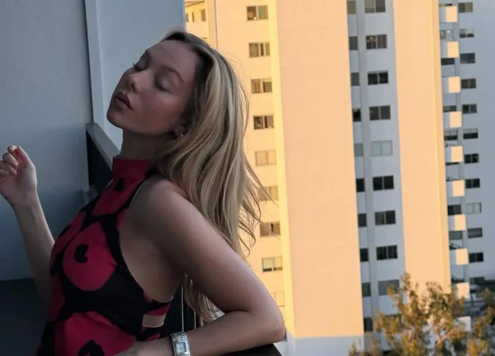 Que mujer es ester Thumbnail