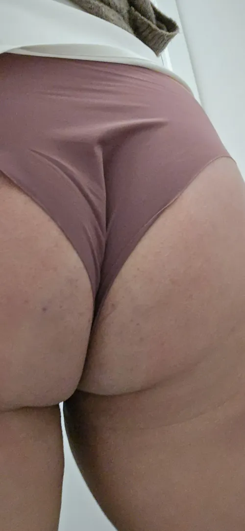 Slow days and booty pics..That's the saying right? Thumbnail