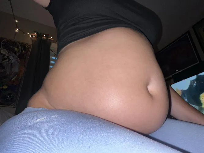 Some super hot close ups and short vids of this stuffed tummy over on my Patreon if that’s your thang 😋 Thumbnail