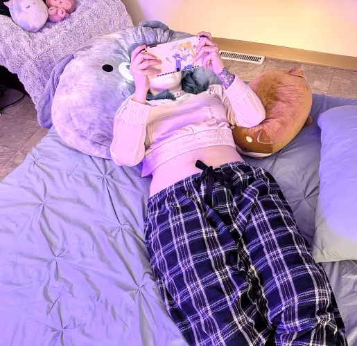 Stole Daddy's comfy pants to play my Hello Kitty game in Thumbnail