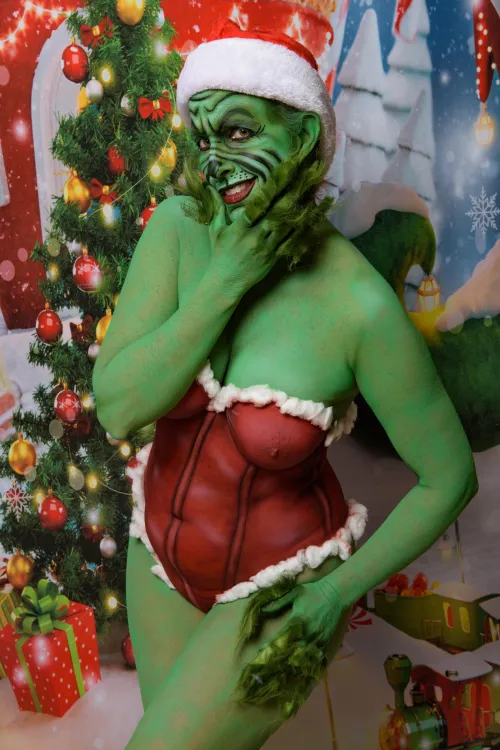 The Grinch-ess is ready for Christmas! Thumbnail