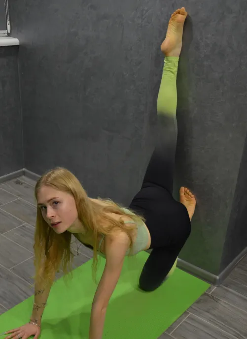 time for a workout and that means its time to wear my leggings properly Thumbnail