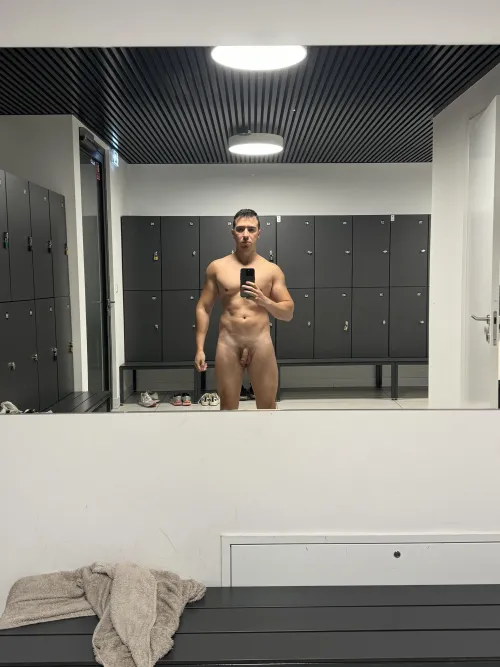Today’s locker room nude, hope u like it 💪 Thumbnail