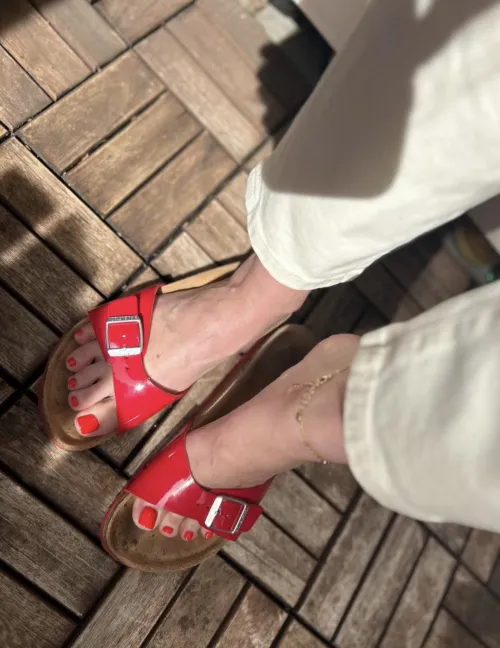 What do you think: red nails… and red Birkenstocks – a dangerous combo or a secret summer crush? ❤️ Thumbnail