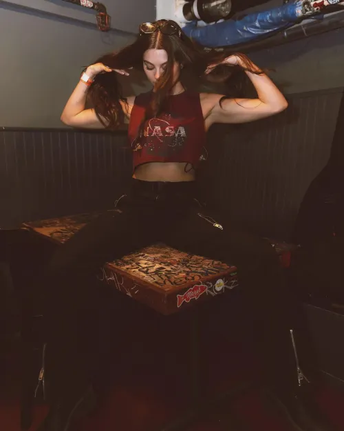 who wants to fuck her on this table? Thumbnail