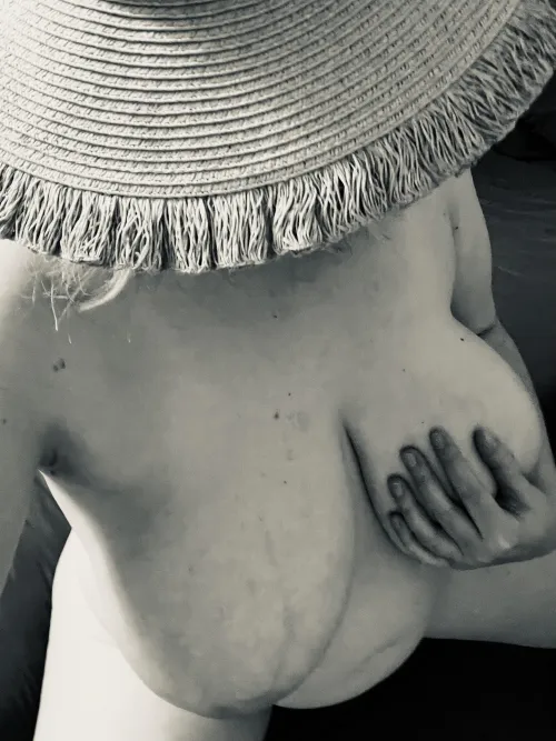 Who wants to take me somewhere warm and sunny? 🌞 [F] Thumbnail