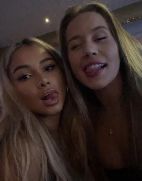 Who’s prettier babe? Thumbnail